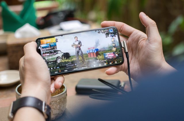 Bisnis game digital, terutama mobile game, memungkinkan pengguna untuk bermain kapan saja, di mana saja