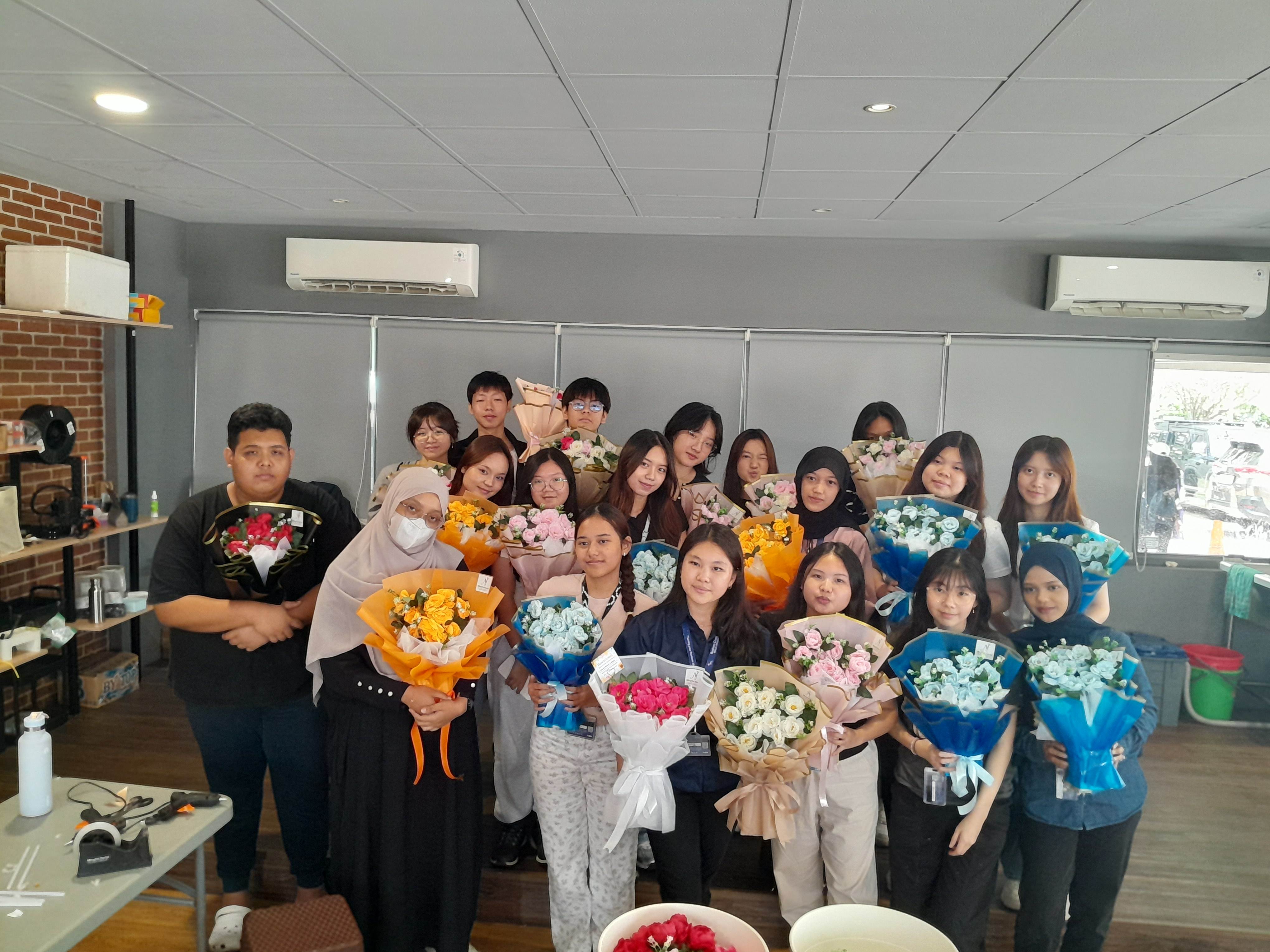 Berkreasi dengan Buket Bunga di “Craft Your Own Flower Bouquet” Workshop